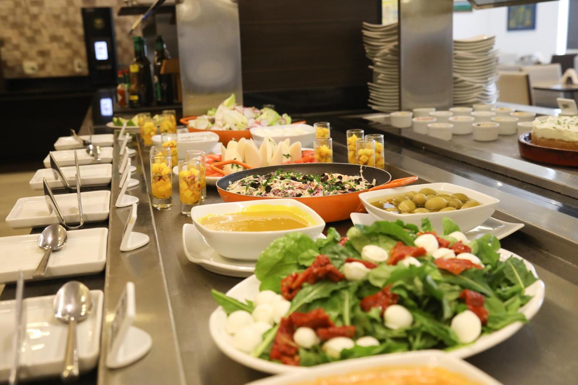 ทริป บาย วินด์แฮม ริเบเรา เปรโต Hotel ฮิเบเราเปรโต ภายนอก รูปภาพ A salad bar