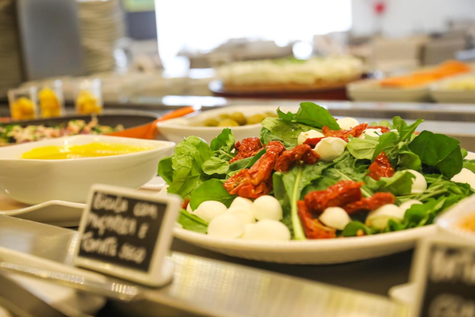 ทริป บาย วินด์แฮม ริเบเรา เปรโต Hotel ฮิเบเราเปรโต ภายนอก รูปภาพ A salad with sun-dried tomatoes