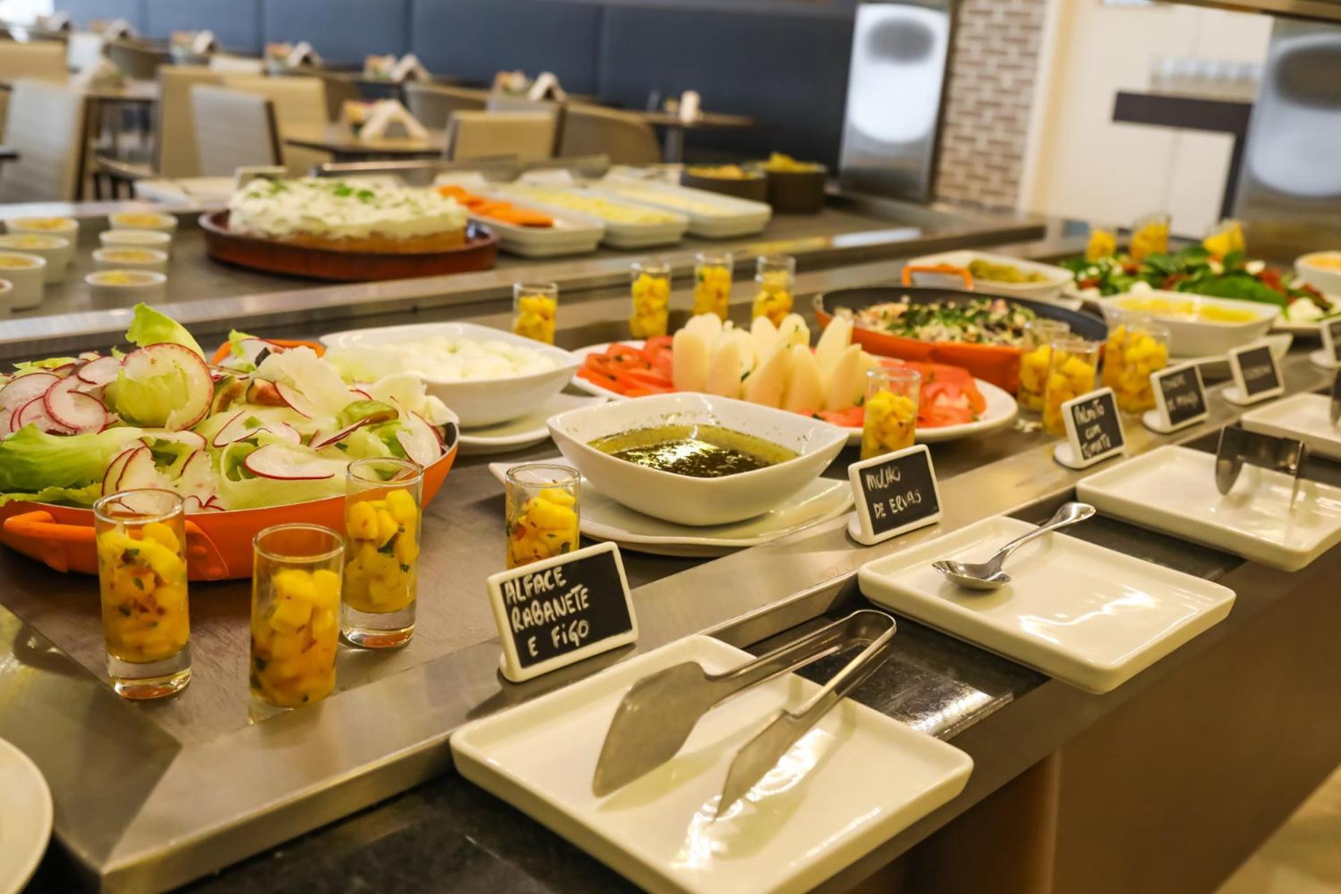 ทริป บาย วินด์แฮม ริเบเรา เปรโต Hotel ฮิเบเราเปรโต ภายนอก รูปภาพ A salad bar