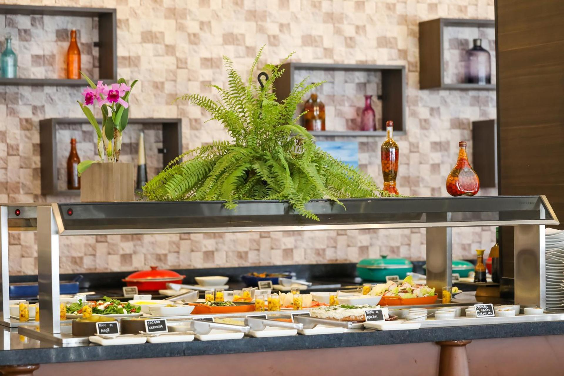 ทริป บาย วินด์แฮม ริเบเรา เปรโต Hotel ฮิเบเราเปรโต ภายนอก รูปภาพ A salad bar