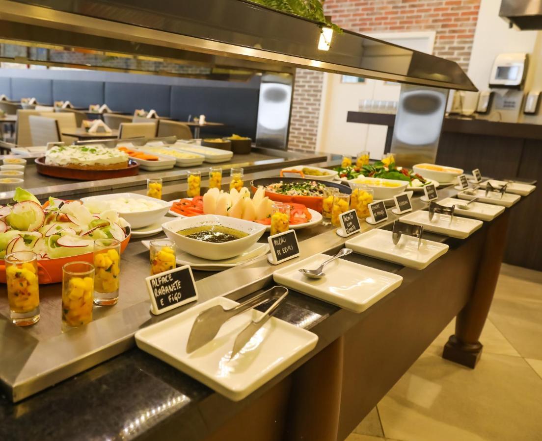ทริป บาย วินด์แฮม ริเบเรา เปรโต Hotel ฮิเบเราเปรโต ภายนอก รูปภาพ A salad bar