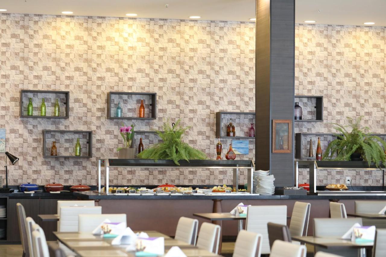 ทริป บาย วินด์แฮม ริเบเรา เปรโต Hotel ฮิเบเราเปรโต ภายนอก รูปภาพ A buffet at a restaurant