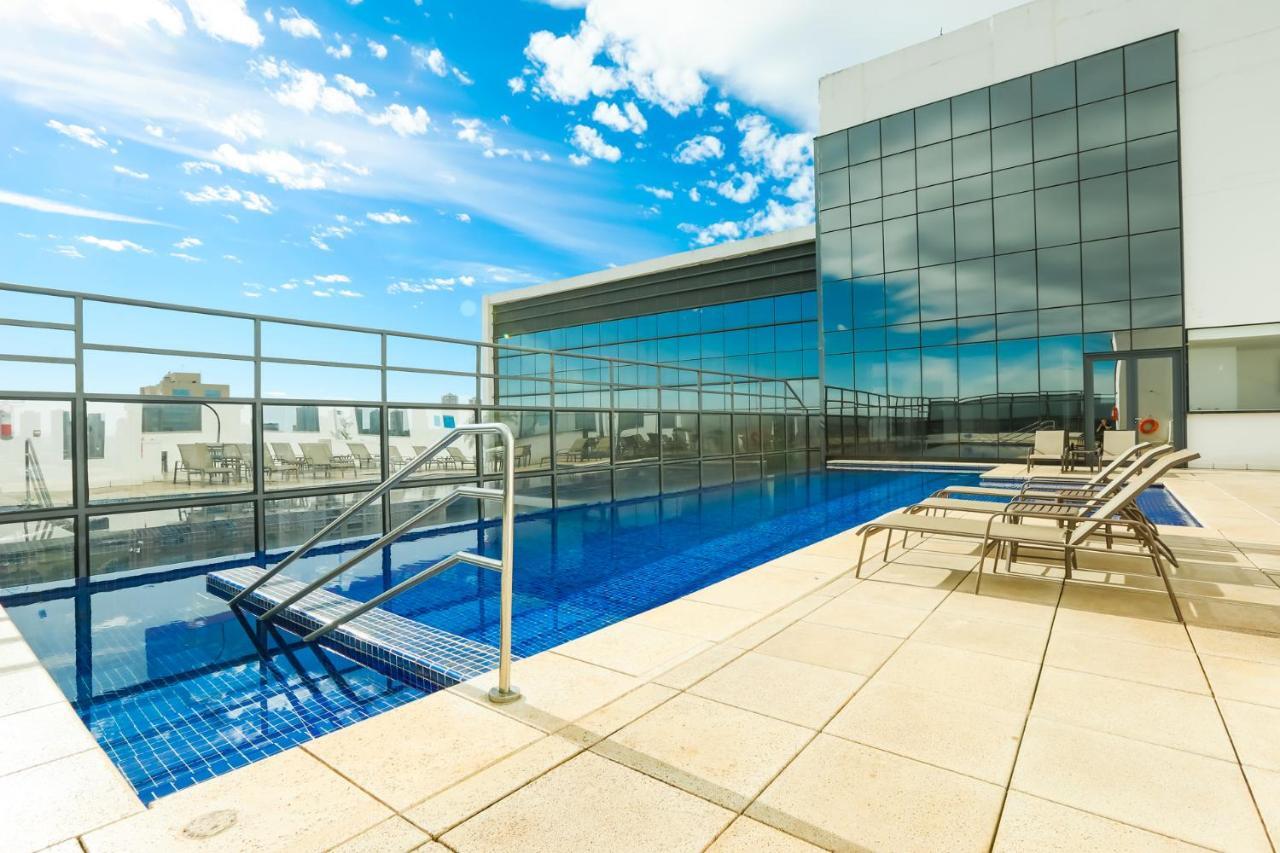 ทริป บาย วินด์แฮม ริเบเรา เปรโต Hotel ฮิเบเราเปรโต ภายนอก รูปภาพ Rooftop pool at the hotel