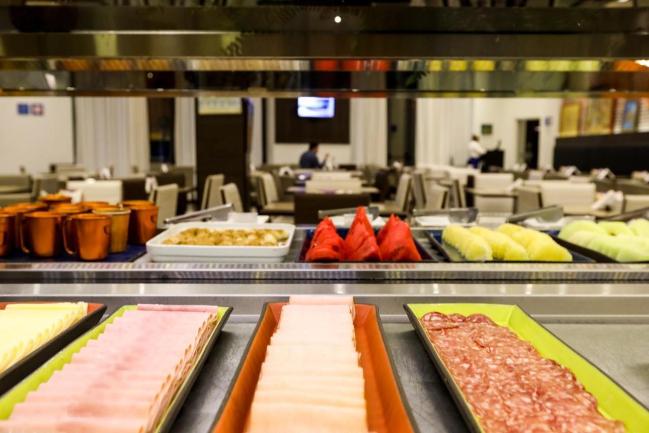 ทริป บาย วินด์แฮม ริเบเรา เปรโต Hotel ฮิเบเราเปรโต ภายนอก รูปภาพ A buffet at a hotel
