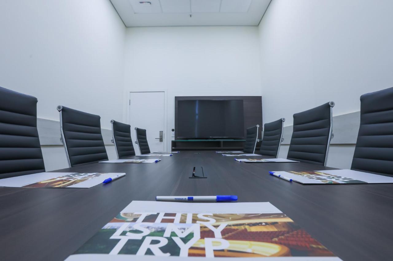 ทริป บาย วินด์แฮม ริเบเรา เปรโต Hotel ฮิเบเราเปรโต ภายนอก รูปภาพ A meeting room at the headquarters of the company