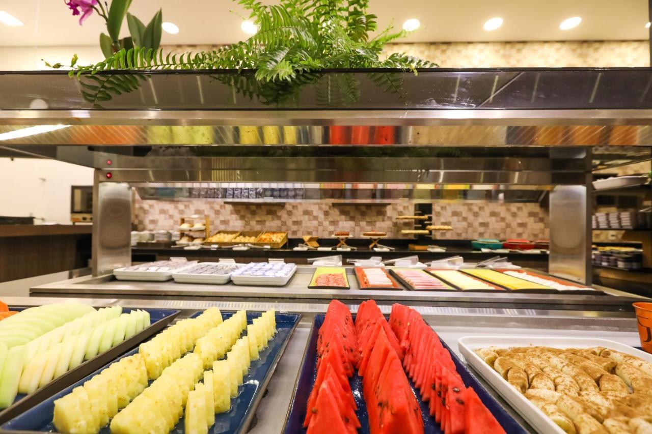 ทริป บาย วินด์แฮม ริเบเรา เปรโต Hotel ฮิเบเราเปรโต ภายนอก รูปภาพ A buffet at a hotel
